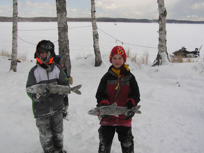 children-icefishing